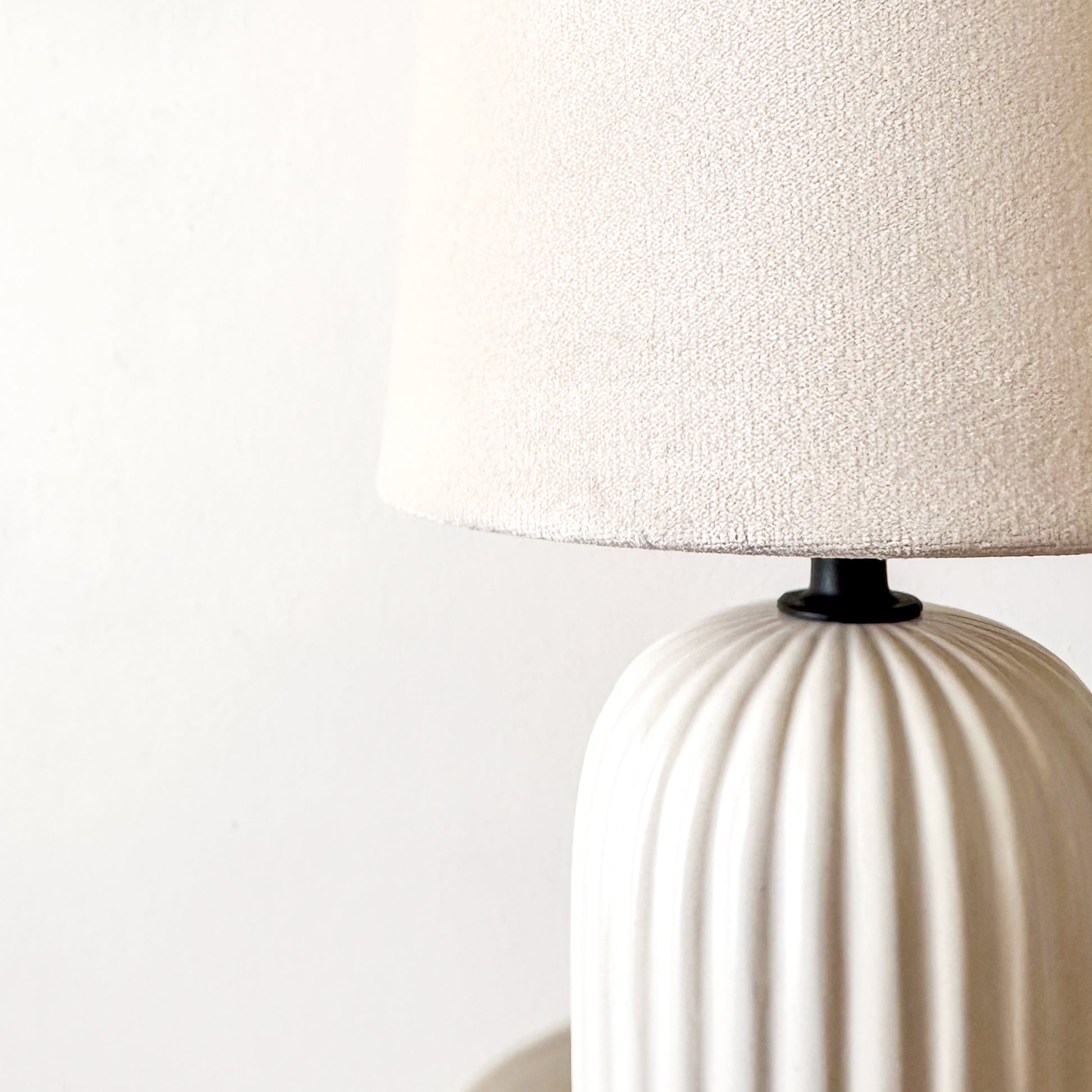 Lámpara de Mesa Acanalada Lampara de mesa y escritorio Frank Home Chile