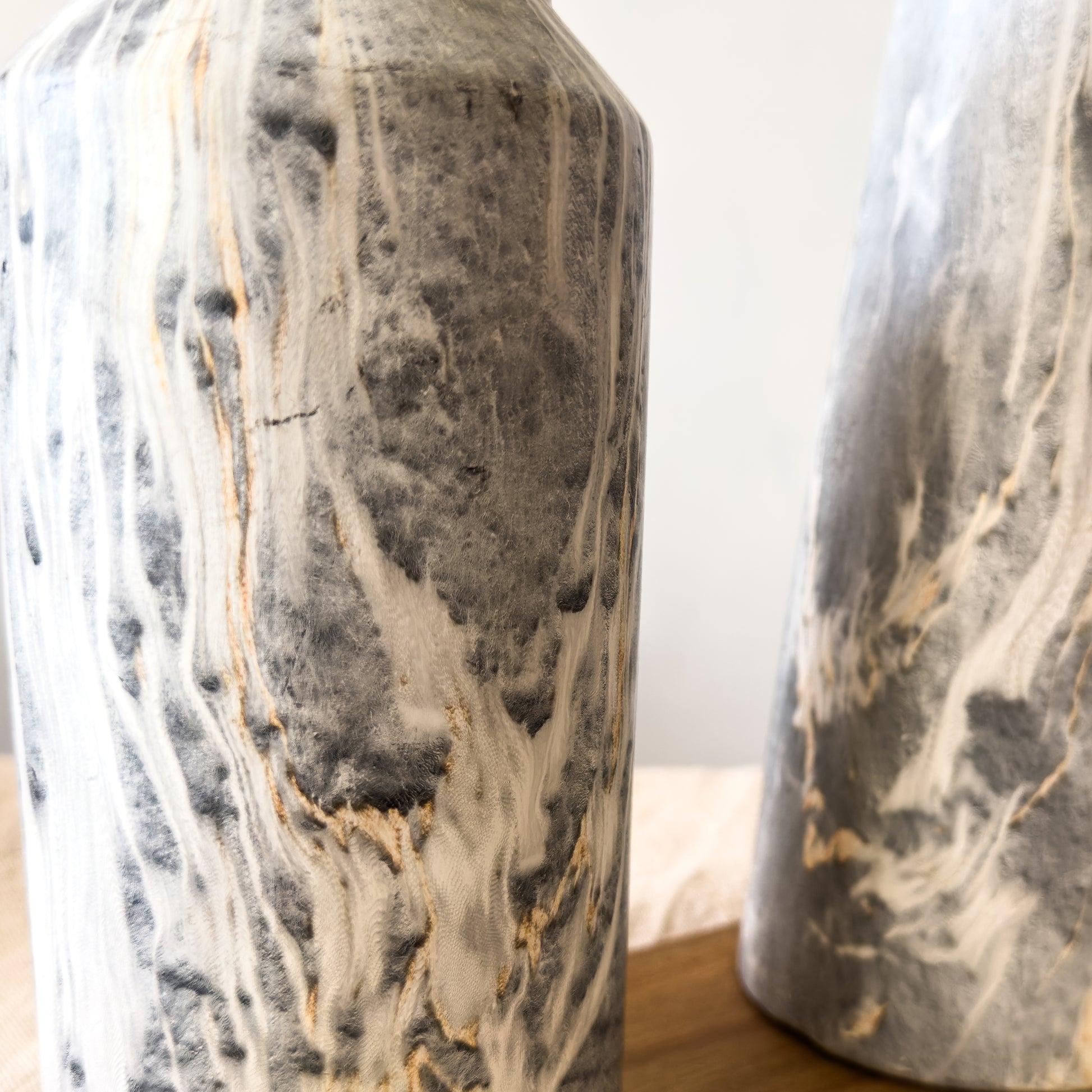 Florero textura mármol ribete dorado Florero Frank Home Chile