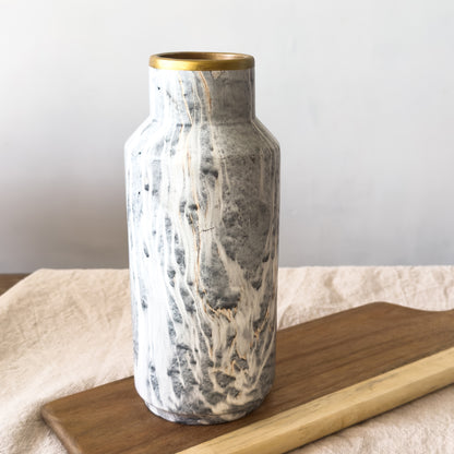 Florero botella mármol ribete dorado Florero Frank Home Chile