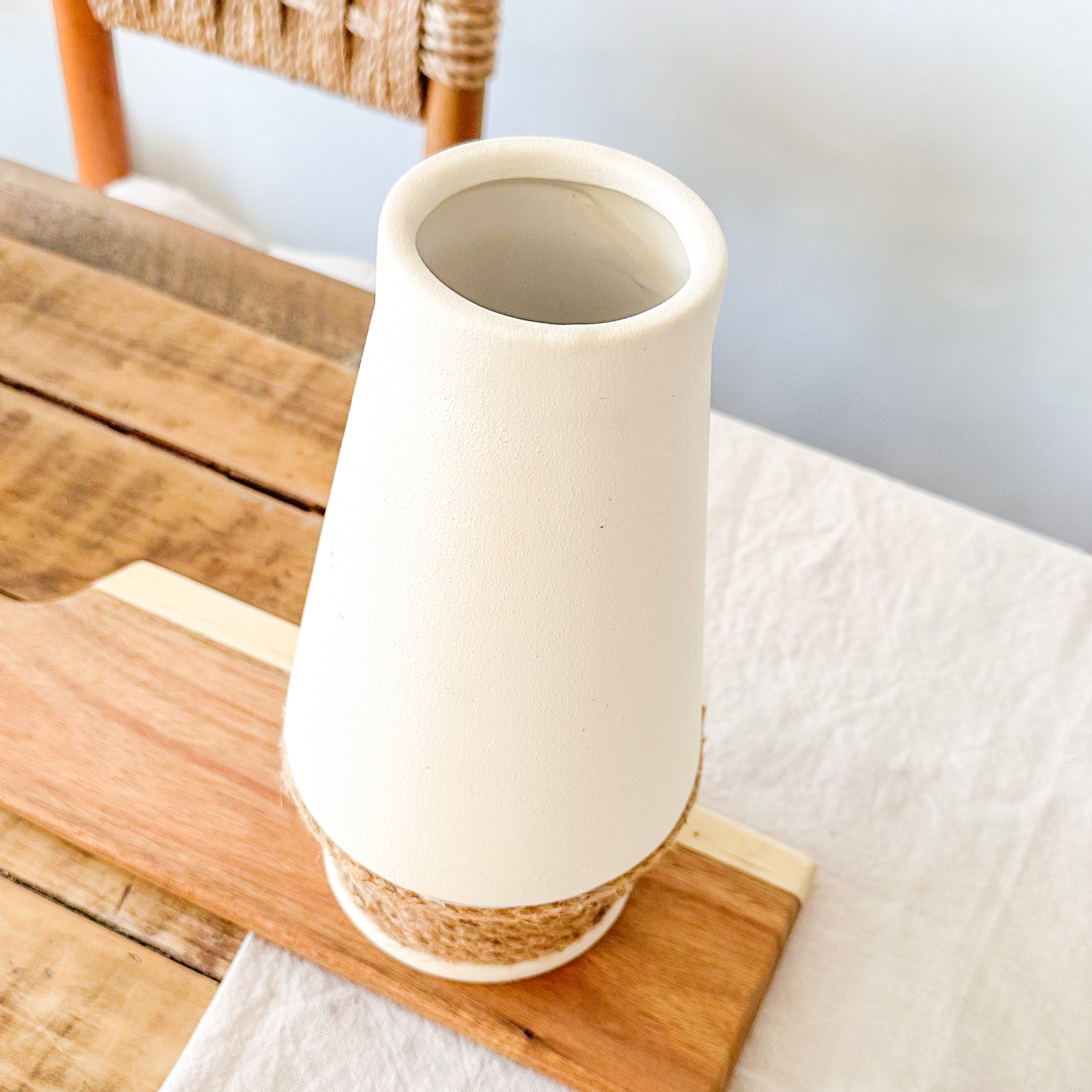 Florero Cerámica con Yute 25cm - Diseño Natural Rústico Florero Frank Home Chile