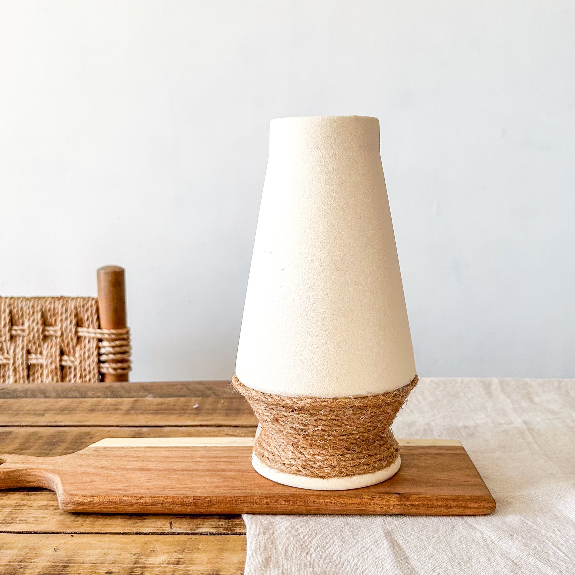 Florero Cerámica con Yute 25cm - Diseño Natural Rústico Florero Frank Home Chile