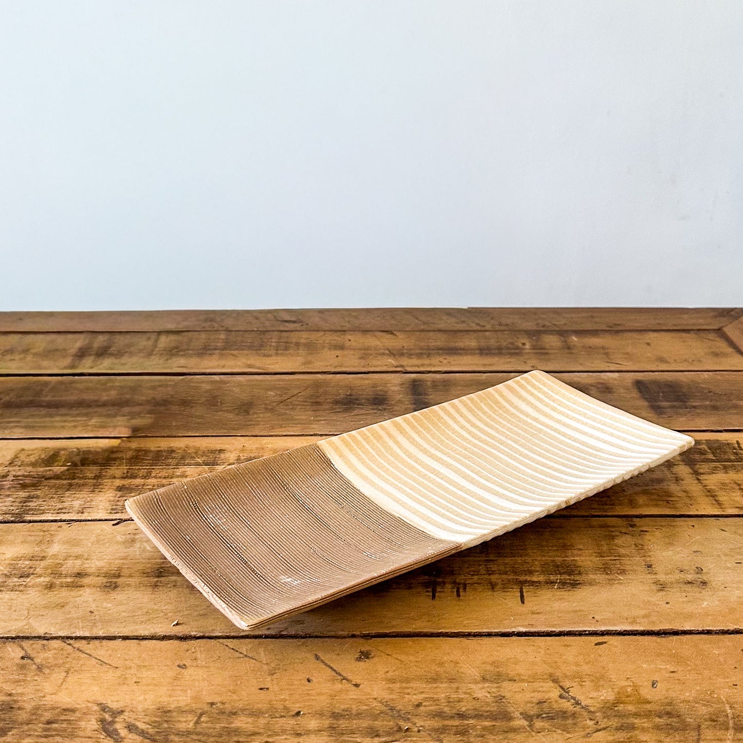 Bandeja Cerámica Bicolor Texturas Rústicas 31x14 cm - Beige y Café bandeja Frank Home Chile