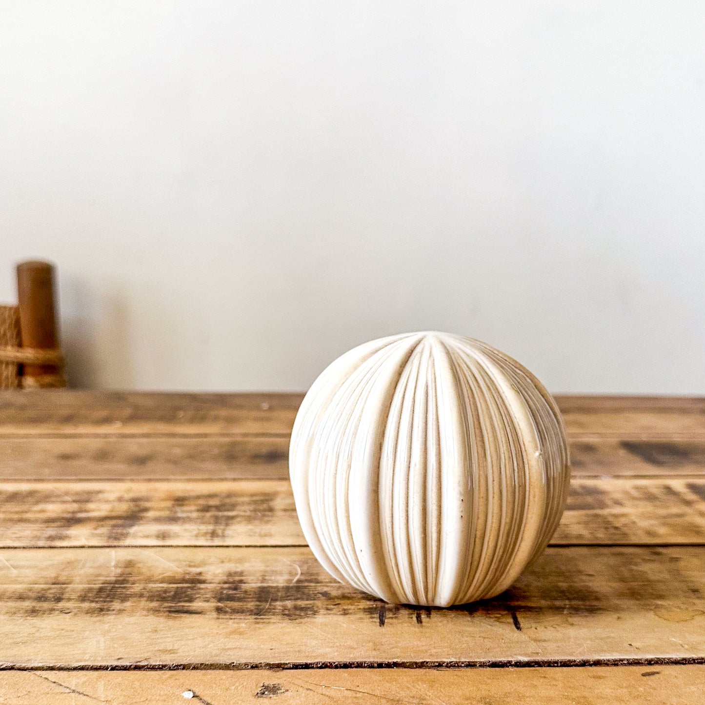 Esfera Cerámica Esmaltada Relieve Líneas