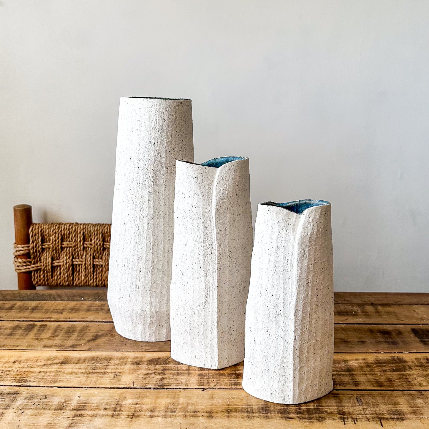 Florero Cerámica Blanca Texturada Interior Esmaltado Azul - 39 cm Florero Frank Home Chile