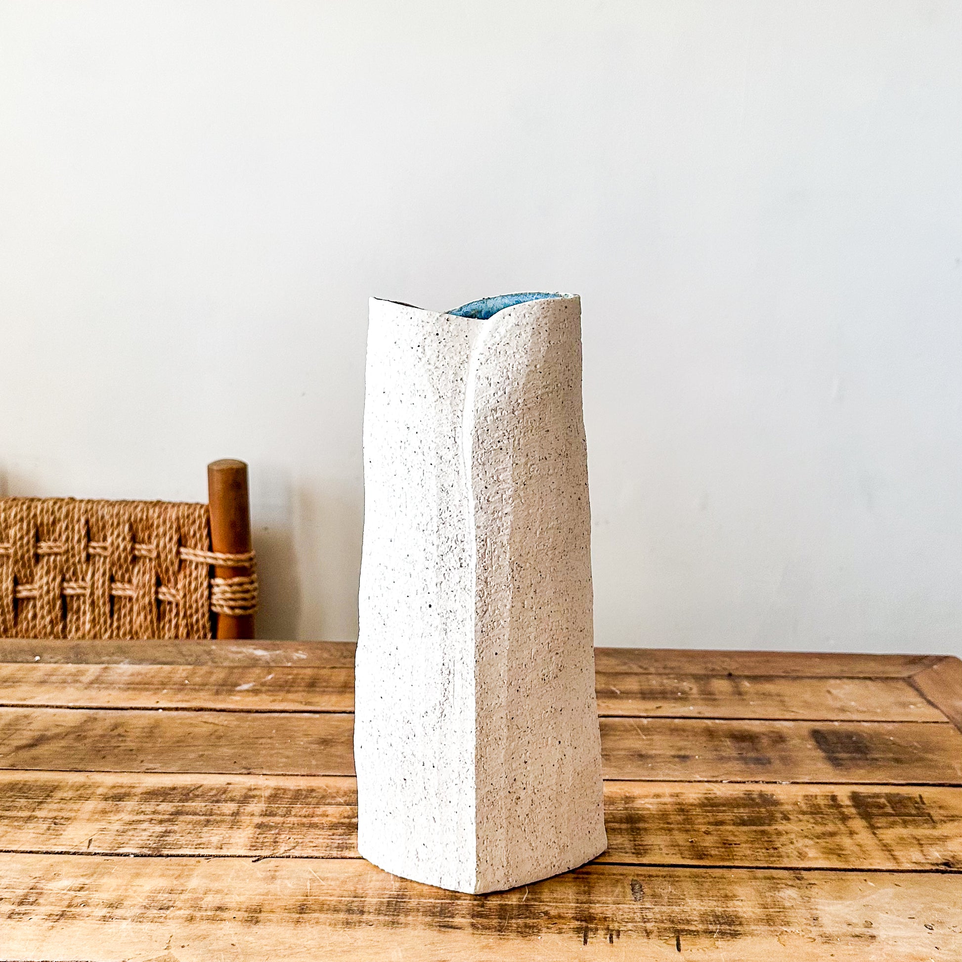 Florero Cerámica Textura Blanca Interior Azul Capas 30cm A Florero Frank Home Chile