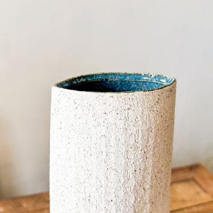 Florero Cerámica Blanca Texturada Interior Esmaltado Azul - 39 cm Florero Frank Home Chile