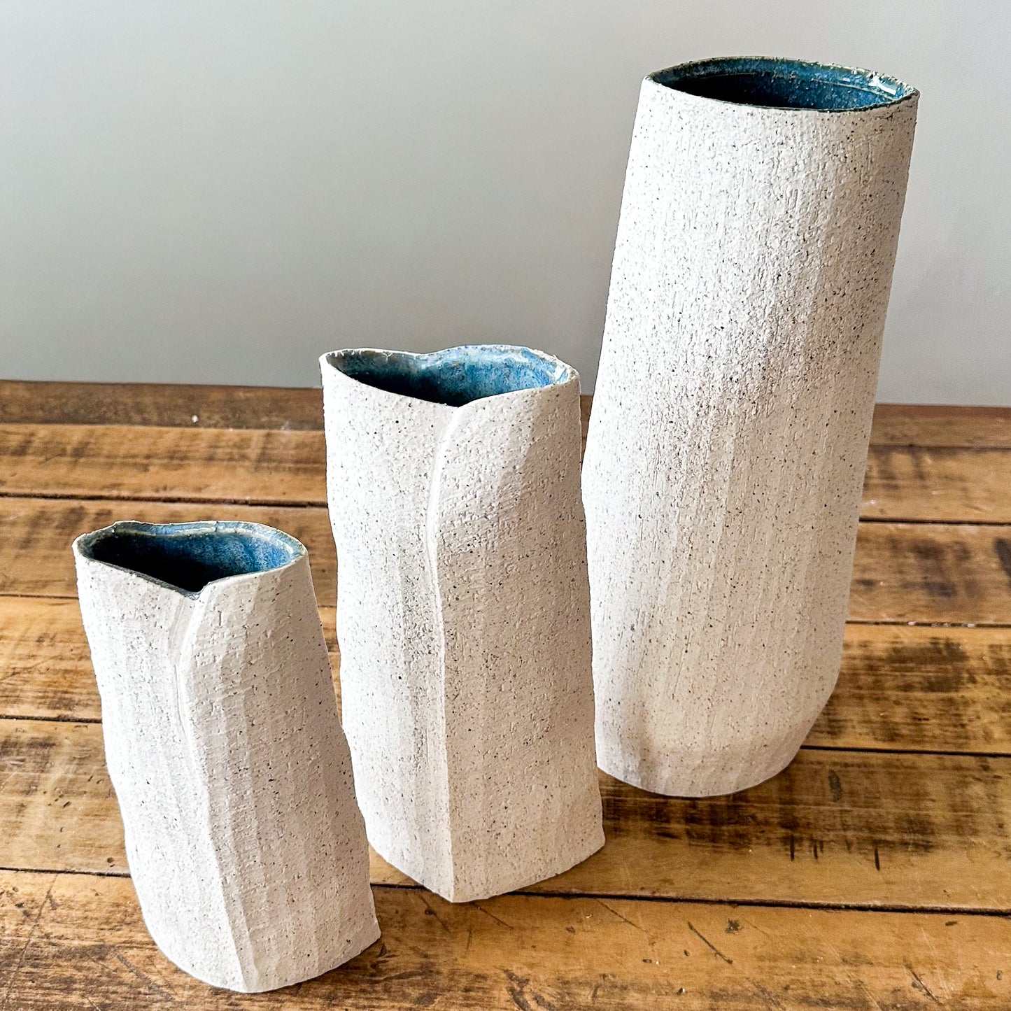 Florero Cerámica Textura Blanca Interior Azul Capas 30cm Florero Frank Home Chile