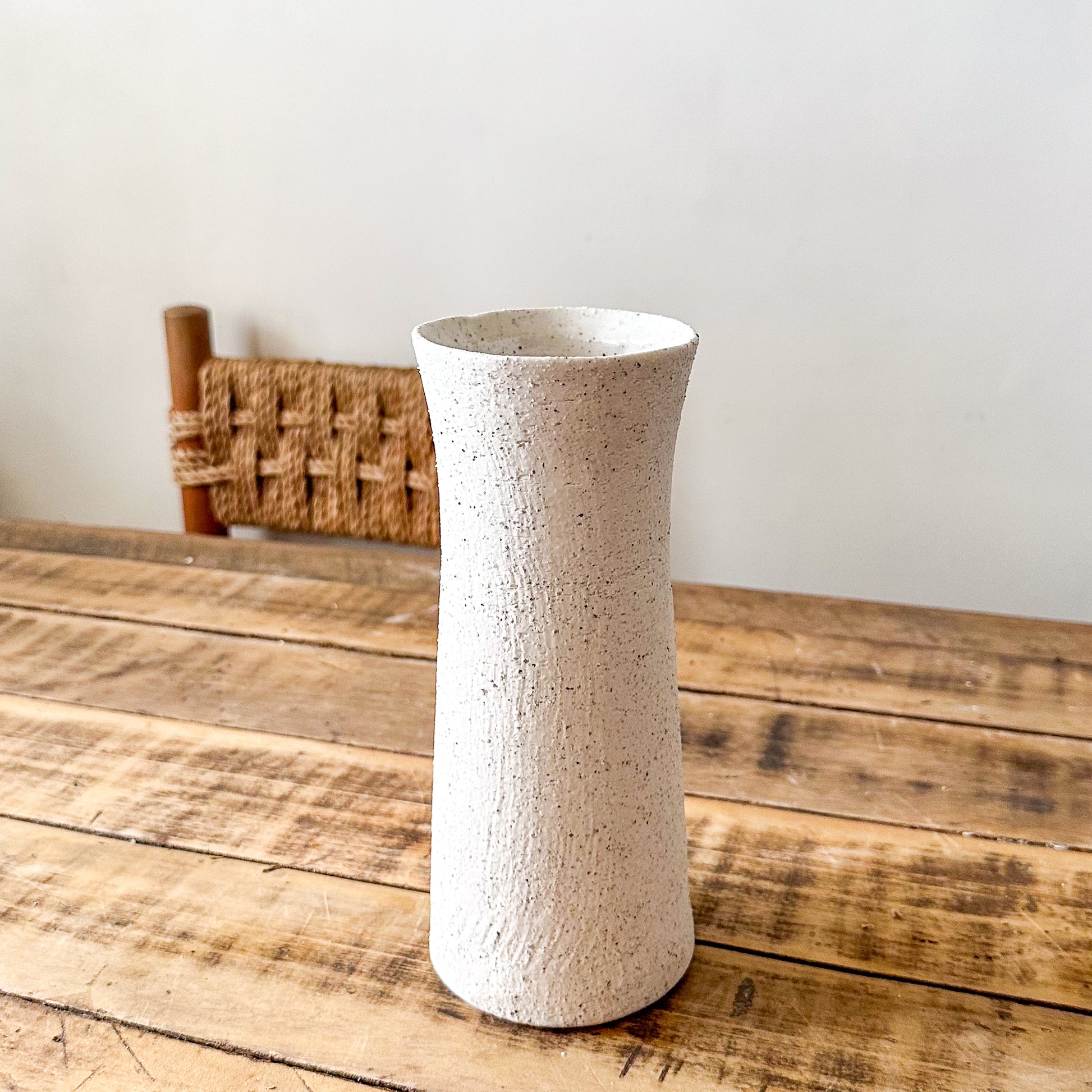Florero Cerámica Rústica Curva - Acabado Artesanal Florero Frank Home Chile