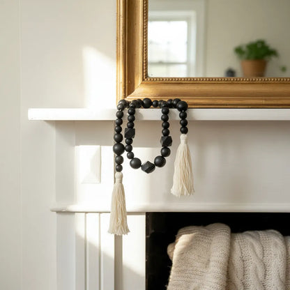 Adorno cuentas madera negras con borlas blancas Adorno Frank Home Chile