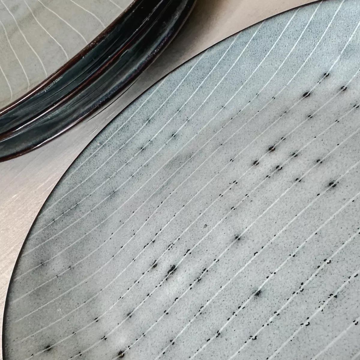 Plato rústico destonalizado líneas cerámica Plato Frank Home Chile