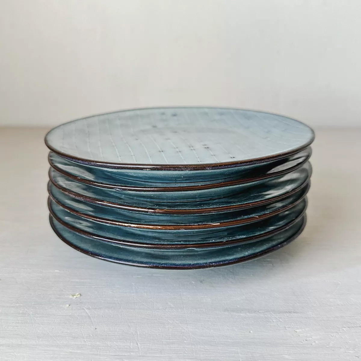 Plato rústico destonalizado líneas cerámica Plato Frank Home Chile