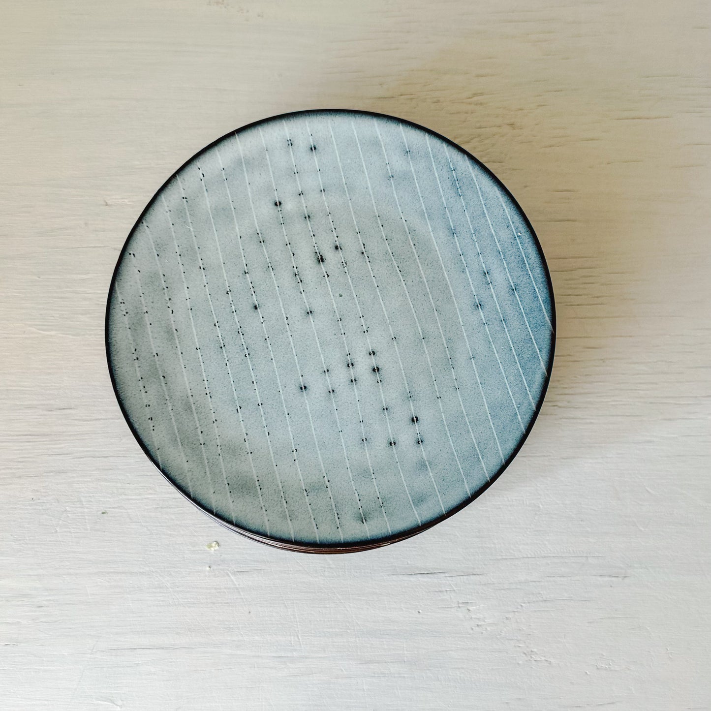 Plato rústico destonalizado líneas cerámica Plato Frank Home Chile