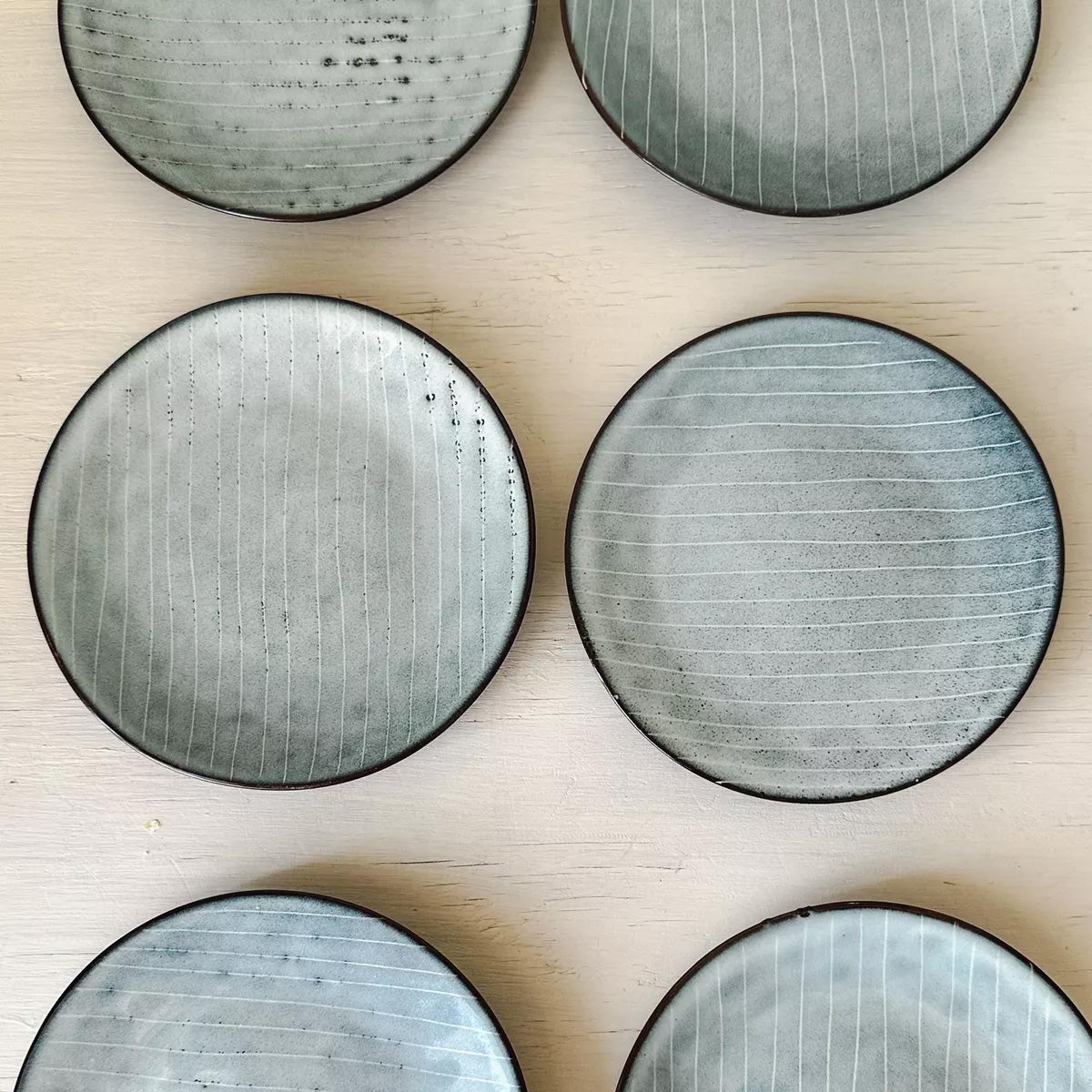 Plato rústico destonalizado líneas cerámica Plato Frank Home Chile